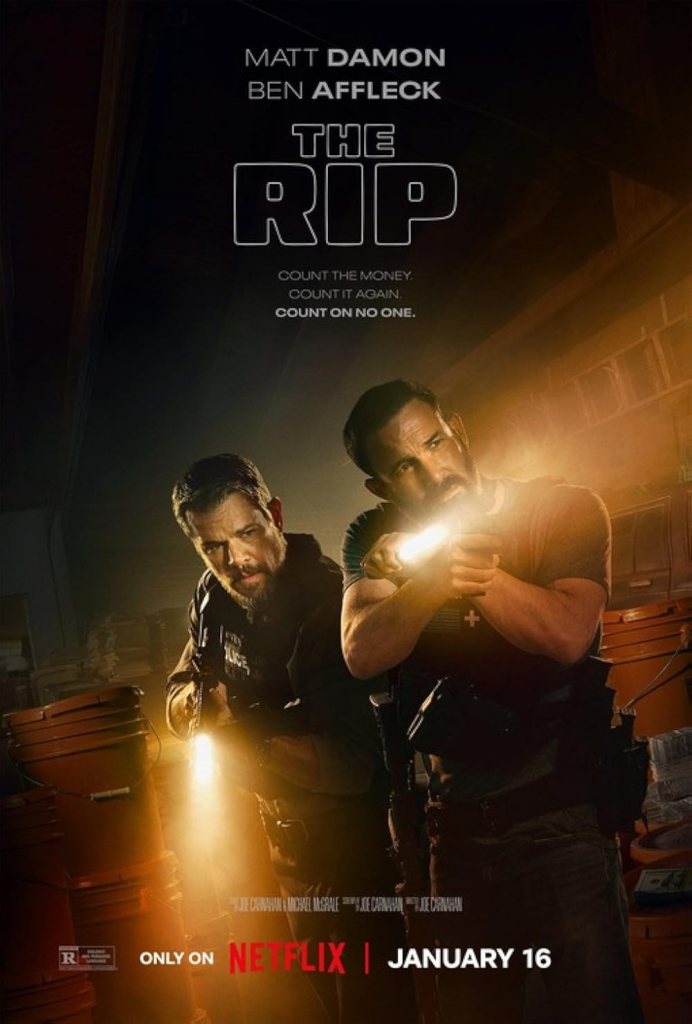 Affiche officielle de The Rip (2026) montrant Matt Damon et Ben Affleck armés lors d’une intervention nocturne en entrepôt.